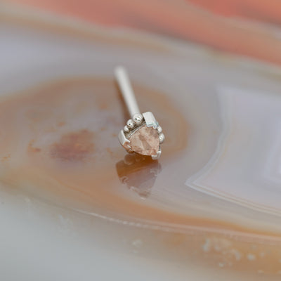 Beaded Trillion Nostril Screw in Gold with Oregon Sunstone