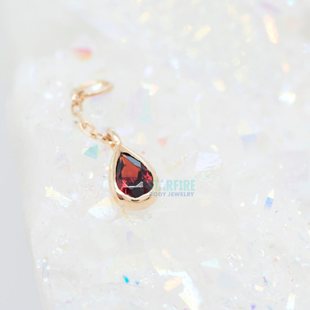 "Concorde" Chain Charm in Gold with Garnet