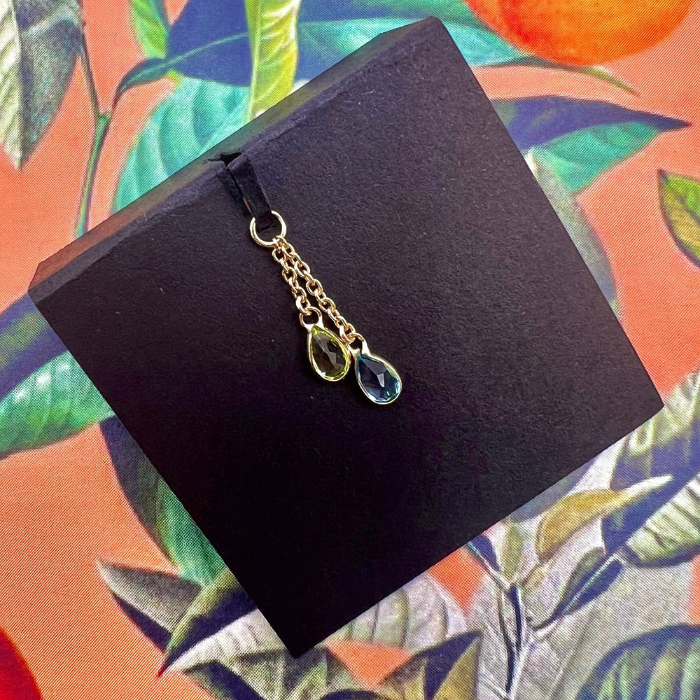 "Junto" Chain Charm in Gold with Gemstones