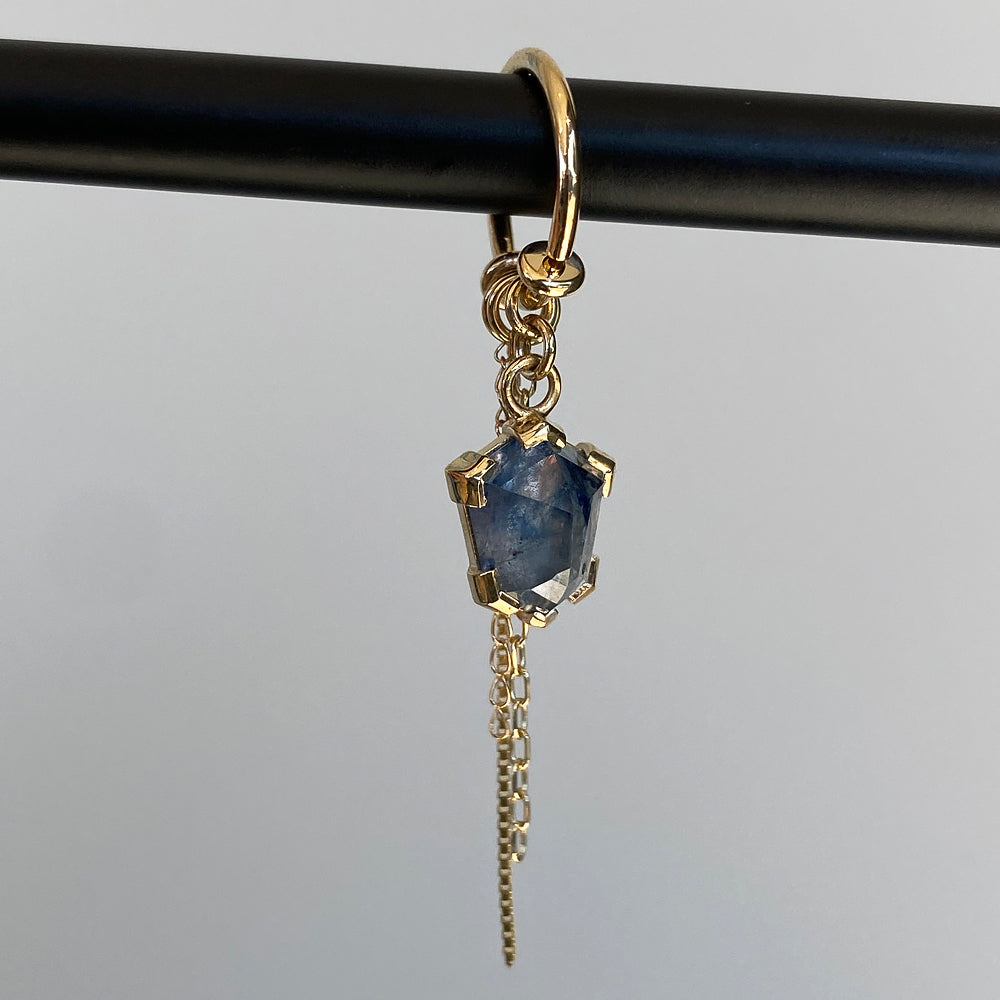 Madagascar Sapphire Seam Ring with Chains in Gold