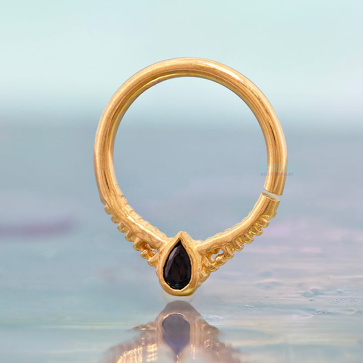 "Pema" Seam Ring in Gold with Brilliant-Cut Gems